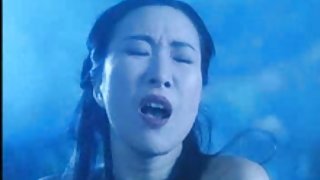 豐滿的黑髮給她的男孩一個巨大的公雞