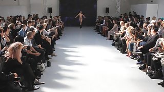 西班牙父親與他的女兒和妻子一起狂歡
