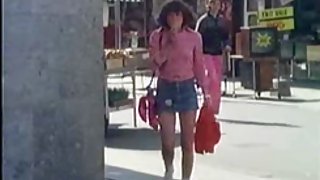 豐滿的金發女郎像沒人一樣吮吸男友的陰莖