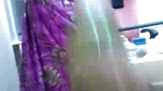 家庭的母親給她的鄰居屁股