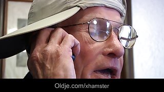 非常靈活的黑髮culona在不同的位置上操，直到滿意並滿足充滿暨的陰部
