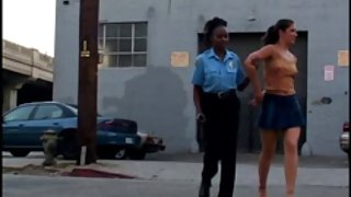 和一個擁有巨大而美味乳房的黑人女性交談