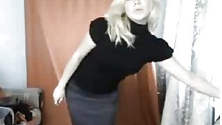 這個老闆有他的“秘密”只是為了吸吮他的陰莖