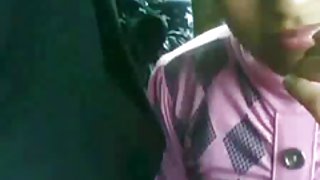 卡米拉，一個成熟的女人，為年輕人提供服務