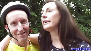 大公雞的毛茸茸的男人亂搞一個年輕女子剃光和豐富的陰部