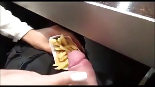 兩個角質豐滿的女孩品嚐同性戀性行為的蜂蜜