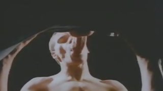 她喝醉了，最後被嗆到了