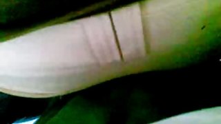 金發女郎在拍攝照片時變熱，最後他媽的在森林裡