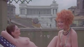 熱愛爾蘭女孩在桌子上上課