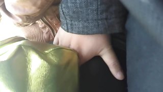 美麗的金發女郎讓老人用暨填補她