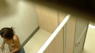 這個成熟的女人用黑色實現了她最好的性幻想