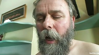 抬起頭來在沙灘上和他媽的在家裡